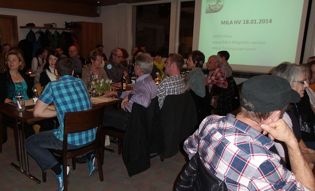 Aufmerksam verfolgen die Anwesenden die Informationen des Führungsteams