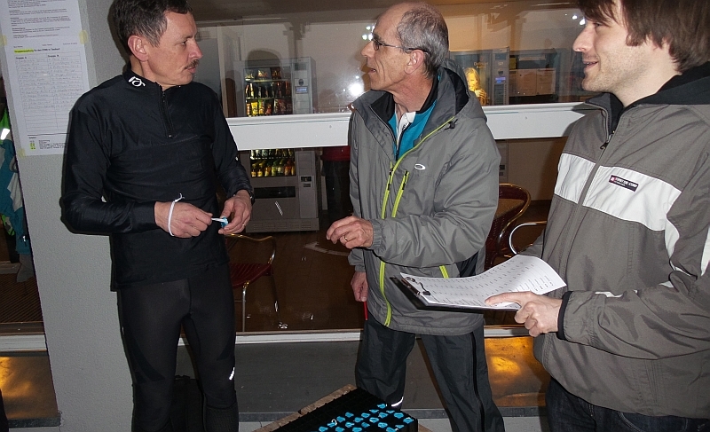 Berni und Reto Hohl verteilen die Laufchip