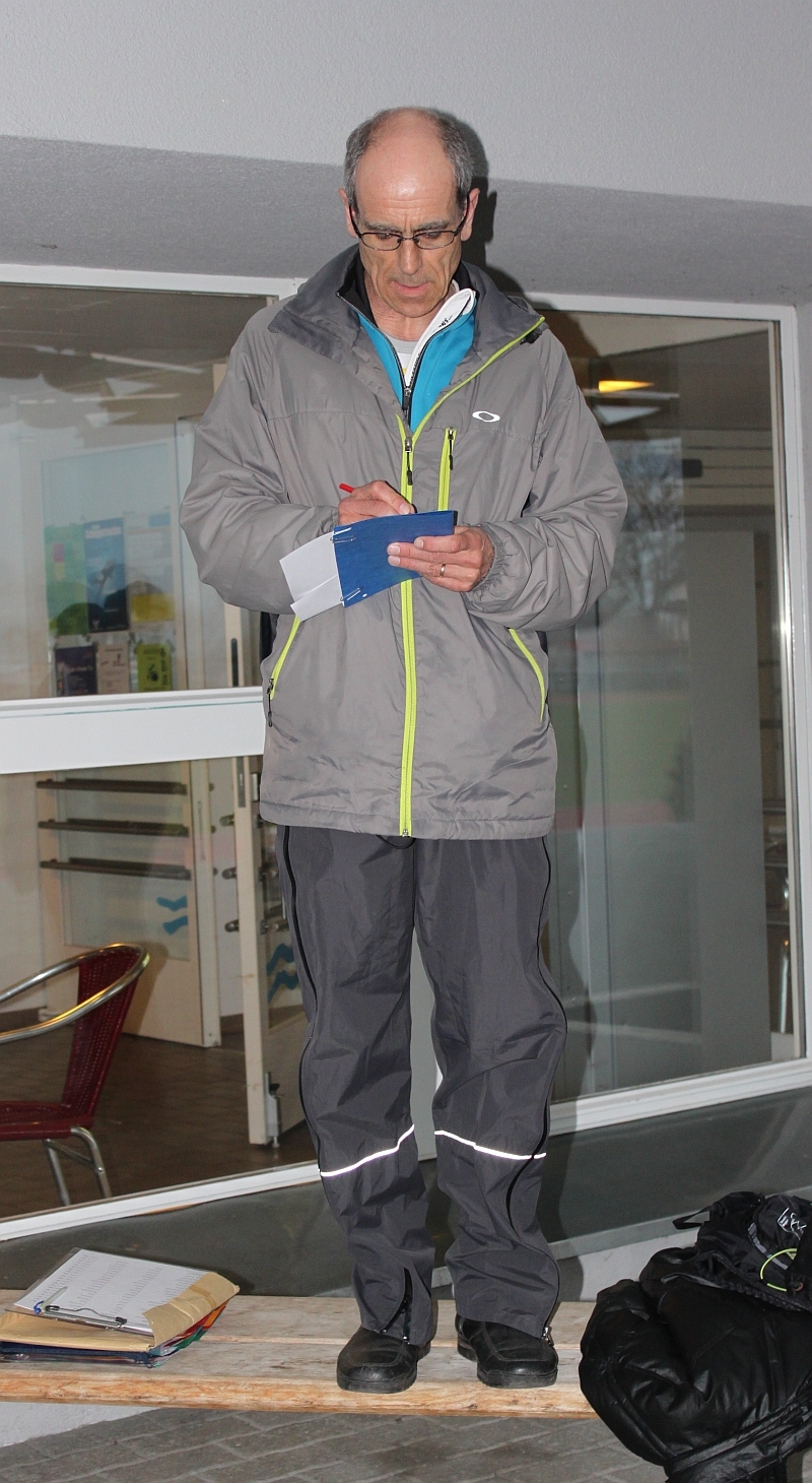 Berni Litscher begrüsst die Teilnehmer und Helfer und erklärt den Ablauf