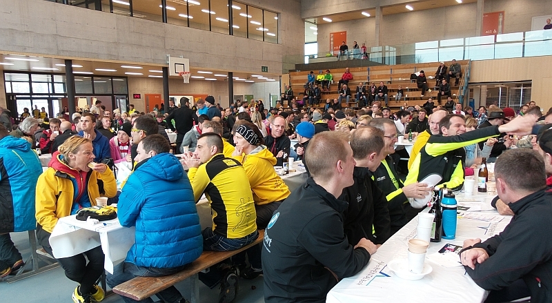 Läuferparty nach dem Rennen in der neuen Halle