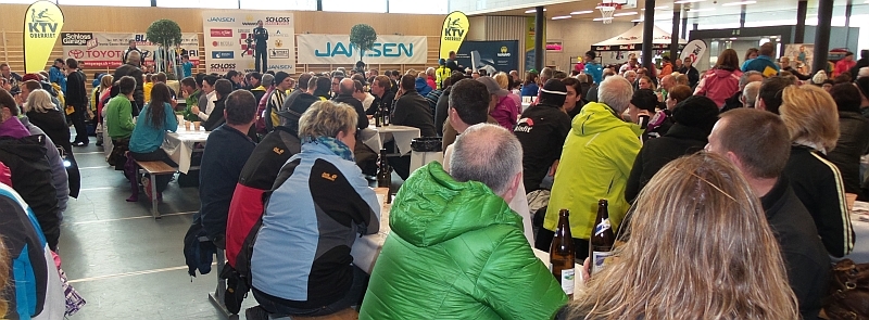 Die Siegerehrungen laufen vorne auf der Bühne