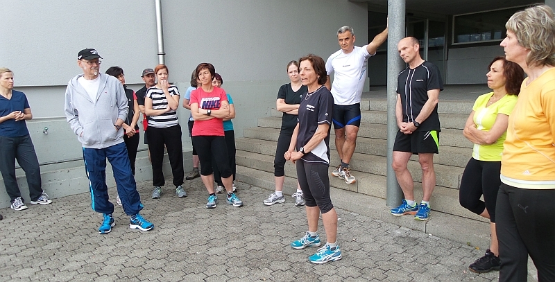 Kathrin begrüsst die TeilnehmerInnen zum ersten Schnuppertraining