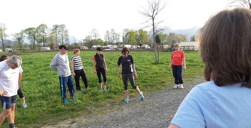 Kathrin zeigt beim Einlaufen wichtige Elemente der Mobilisierung von Muskeln und Gelenken