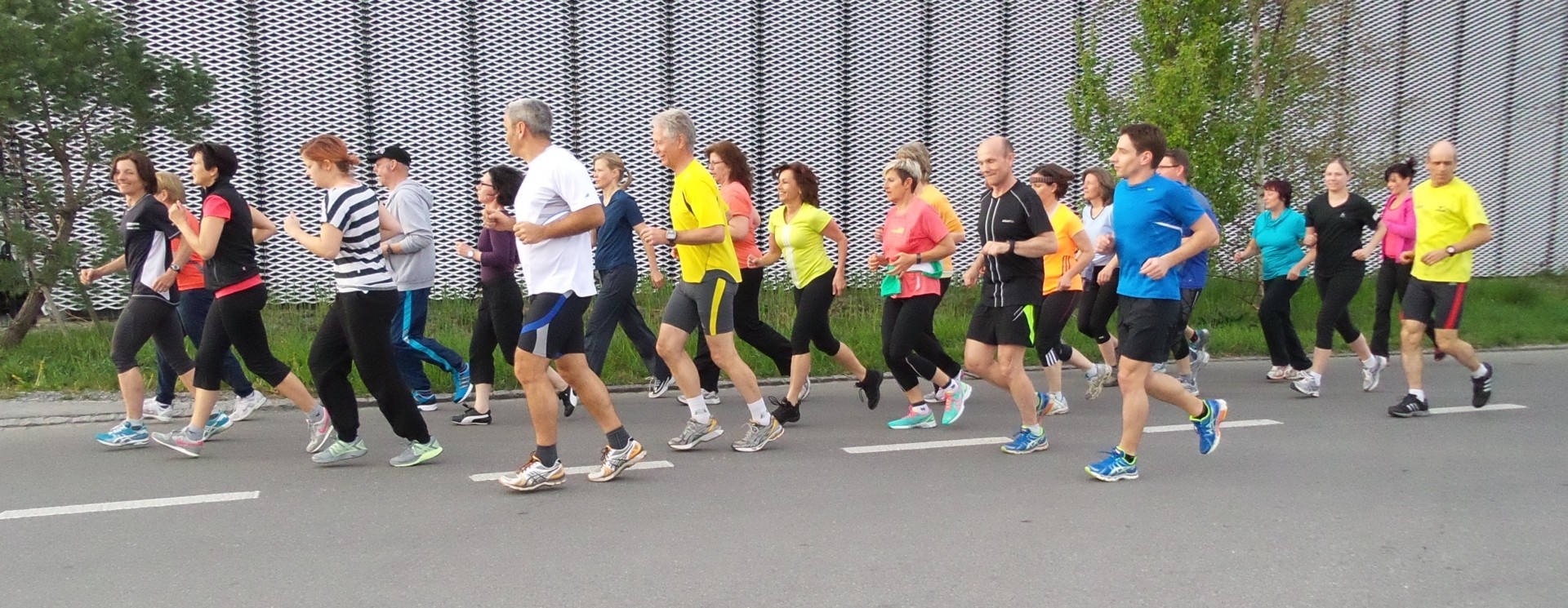 Nach dem gemeinsamen Einlaufen wurde die grosse Gruppe aufgeteilt und Berni Litscher (hinten im gelben Shirt) übernahm die Führung einer Gruppe