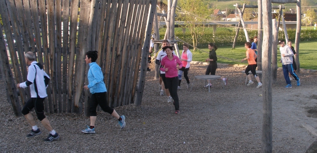 Einlaufen unter Einbezug des unterschiedlichen Terrains im Umkreis des Hallenbades Balgach