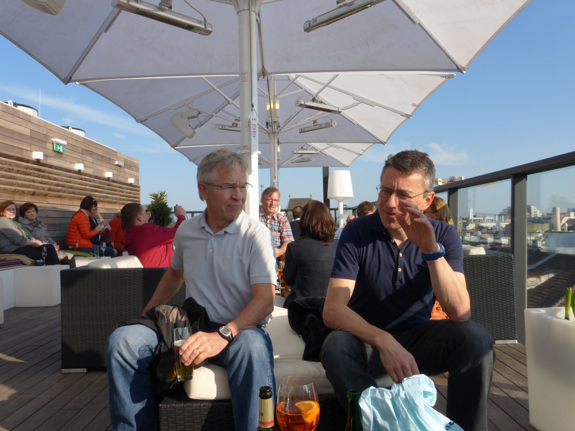 Paul und Markus geniessen die Dachterrasse