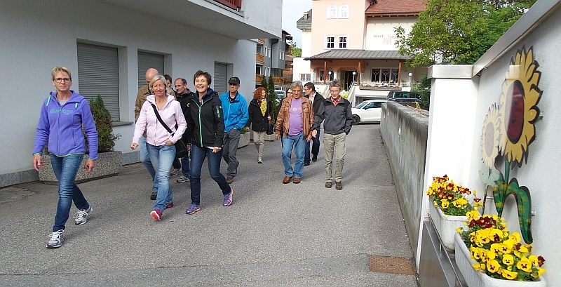 Abmarsch zum Nachtessen in den Bierkeller
