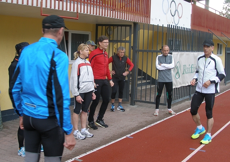 Die erste Trainingseinheit fan auf der Rundbahn statt