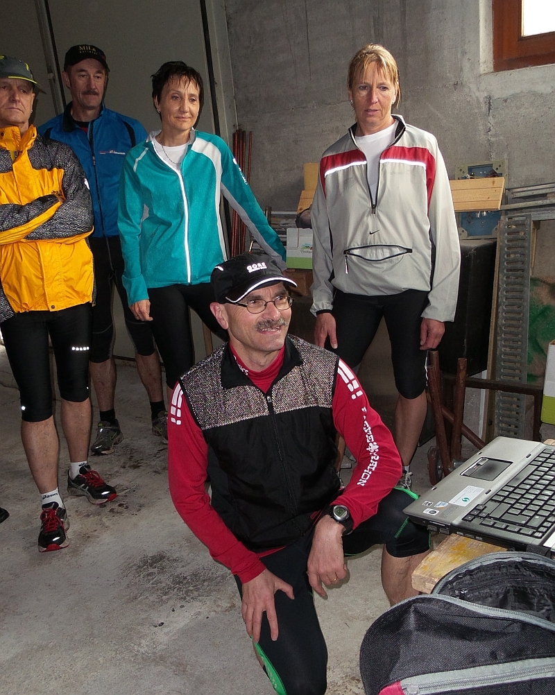 Felix Benz gibt auf dem Laptop Anweisungen und Beispiele einer optimalen Lauftechnik