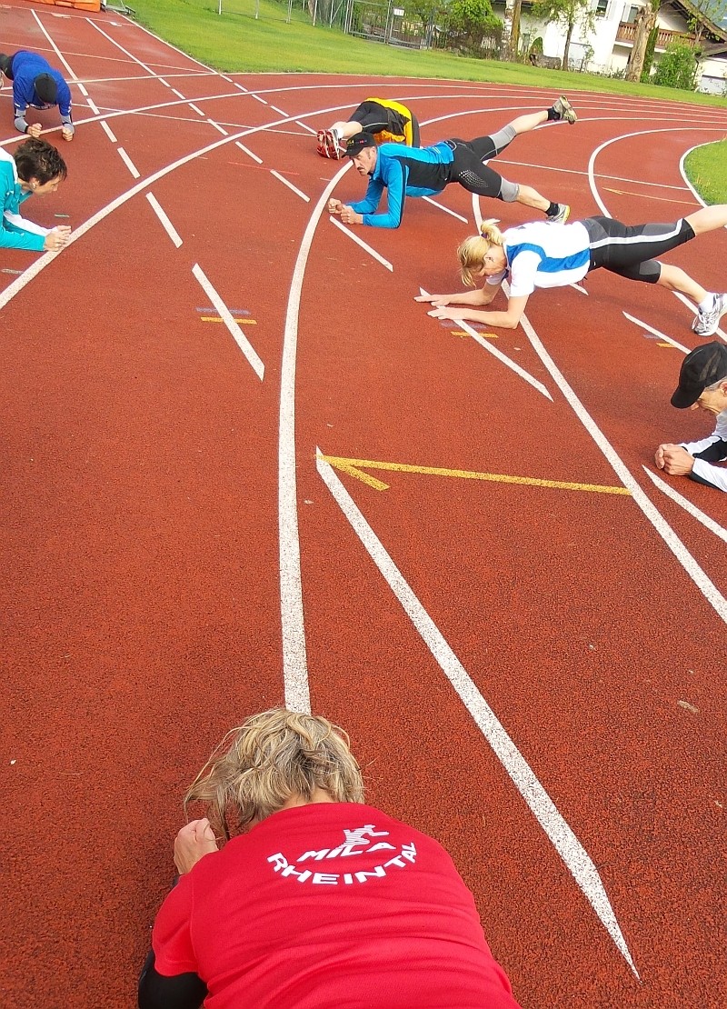 Zum Schluss der ersten Trainingseiheit instruiert Ignaz Breitenmoser einige Kraftübungen
