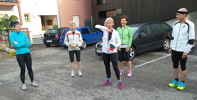 Irene Engler begrüsst die Milas zum ersten Training am Samstag vor dem Hotel