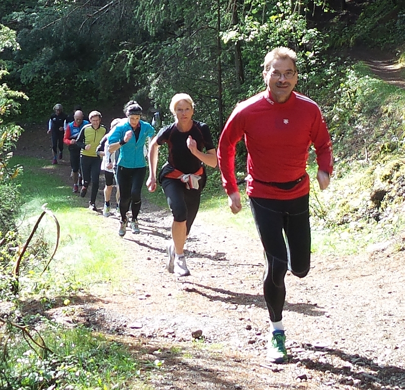 Lockeren Schrittes den Berg hoch.