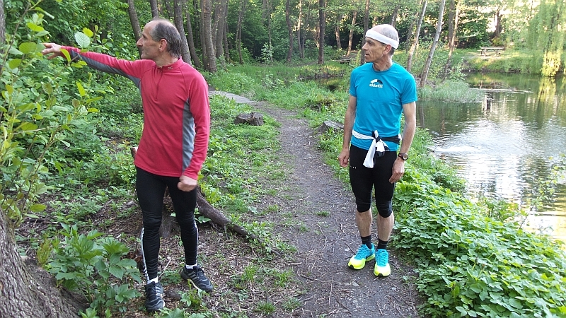 Markus Indermaur und Trainingsleiter Berni Litscher geben Anweisungen auf dem Fitnessparcour