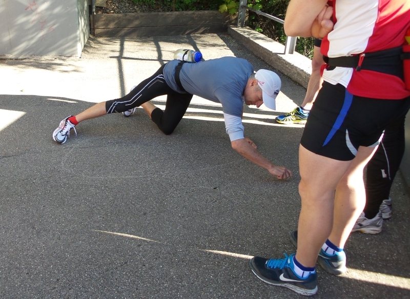 Tschösi Spohn skiziert die Laufstrecke auf den Asphalt