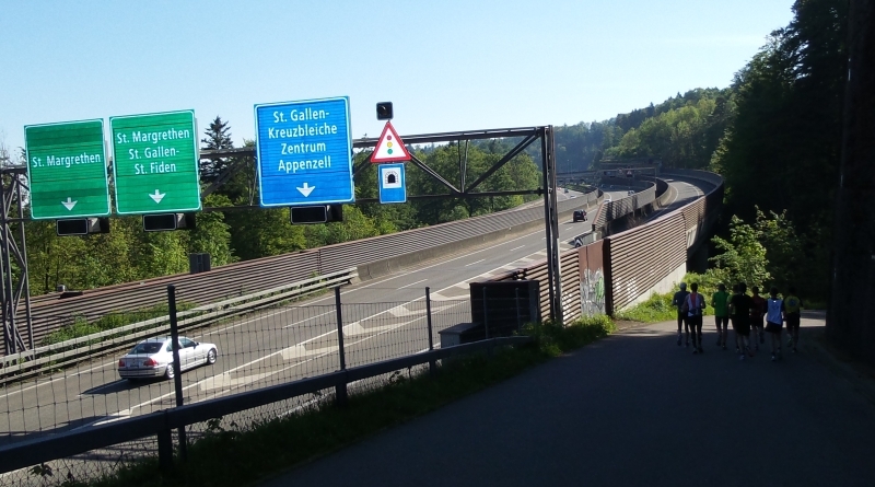 Steil hinunter unter der Autobahn durch ins Sittertobel