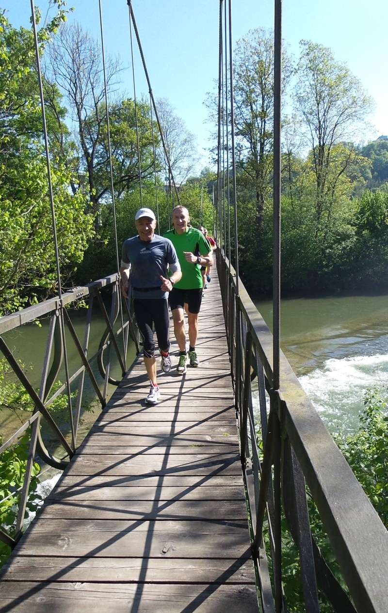 über eine Hängebrücke bzw. über einen grösseren Abschnitte des Brückenwegs wird gelaufen