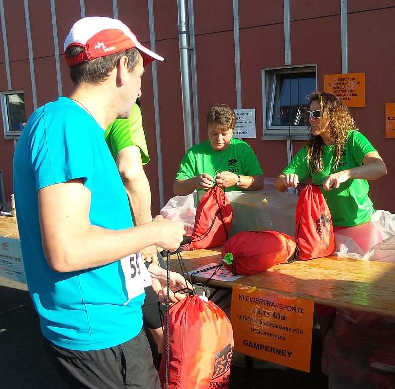 Alles wie gwohnt bestens organisiert. Hier die Kleidersackabgabe für den Transport ins Ziel