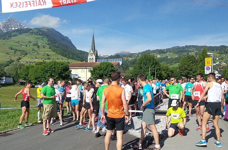 Der Kirchturm zeigts: Gleich ist Start