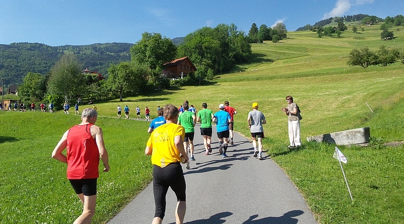 Die Steigungen beginnen, das Feld zieht sich schnell in die Länge