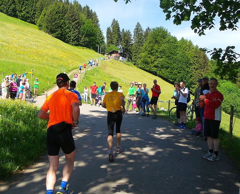 Vor dem ersten von vielen ganz steilen Anstiegen (welche auf den Bildern leider nicht so ersichtlich sind)