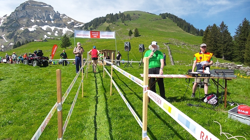 Speaker Röbi Schumacher begrüsst jeden persönlich im Ziel