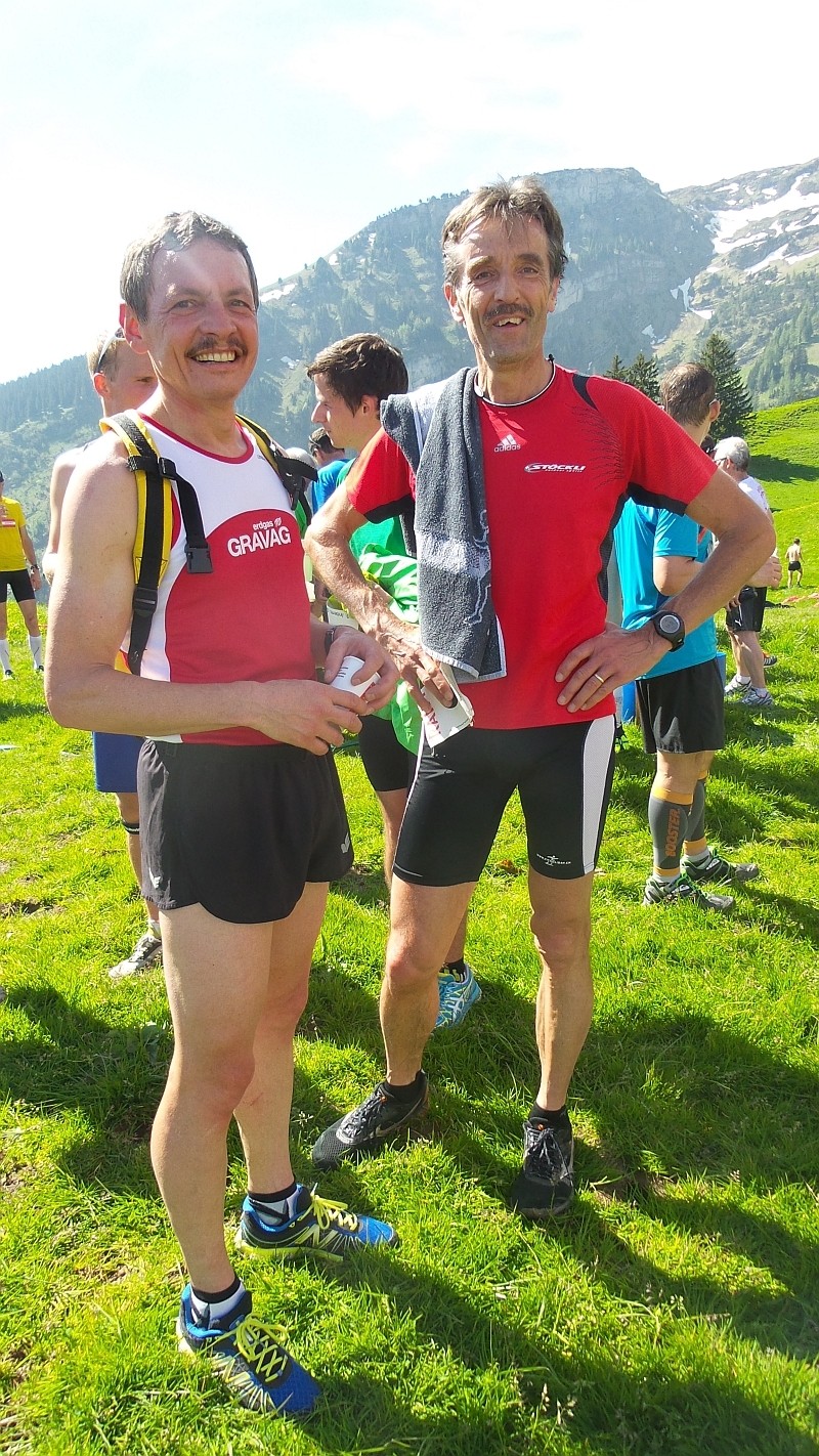 Roland Segmüller und Stefan Süess (Sieger AK M55) sind im Ziel