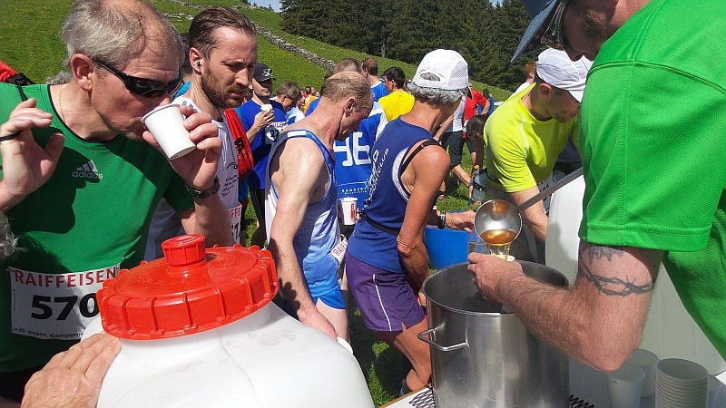 Ansturm auf die Getränke im Zielgelände
