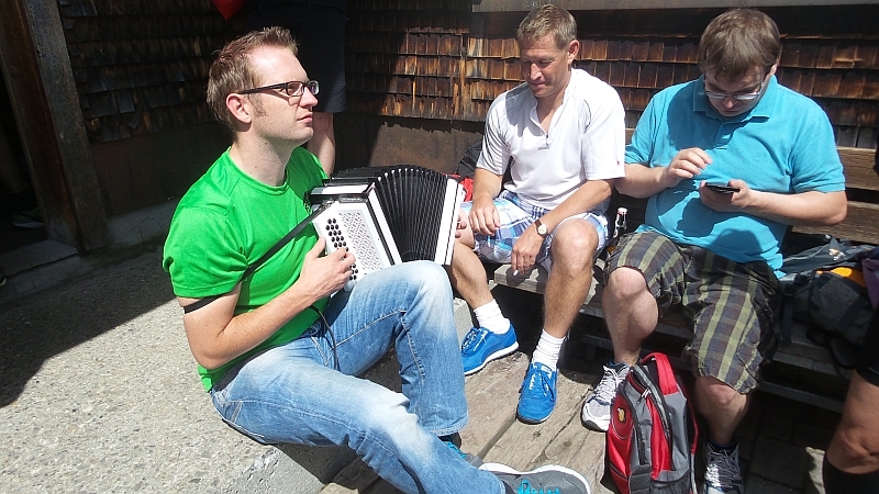 Musikalische Unterhaltung vor der skihütte