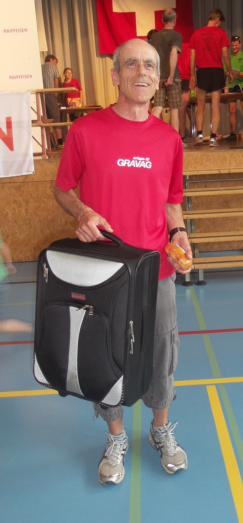 Und bekommt als Preis einen Reisekoffer