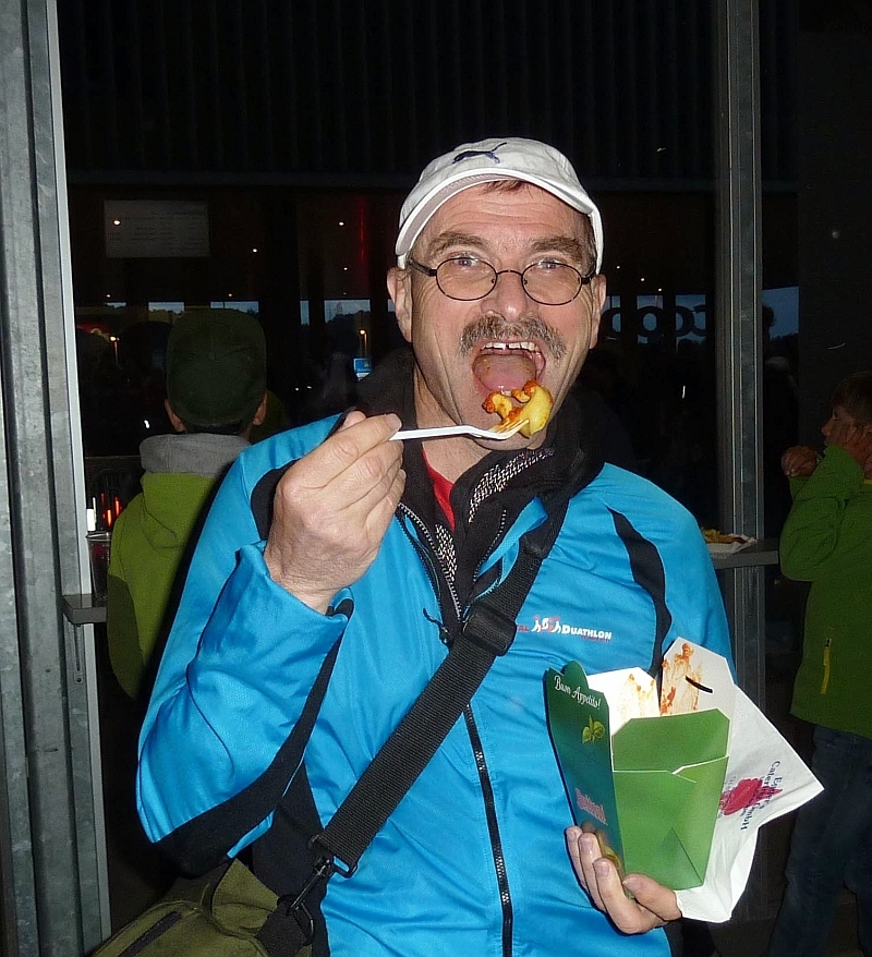 Felix stärkt sich mit heisser Pasta.