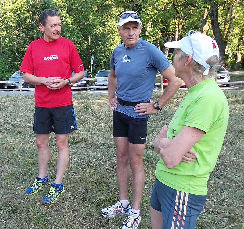 Roland, Jösi und Margot begrüssen die Milas zum Sommertraining auf den Anhöhen St. Gallens