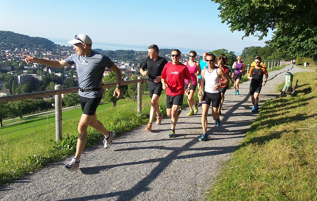 Jösi gibt laufend Infos über die Sehenswürdigkeiten entlang der Strecke