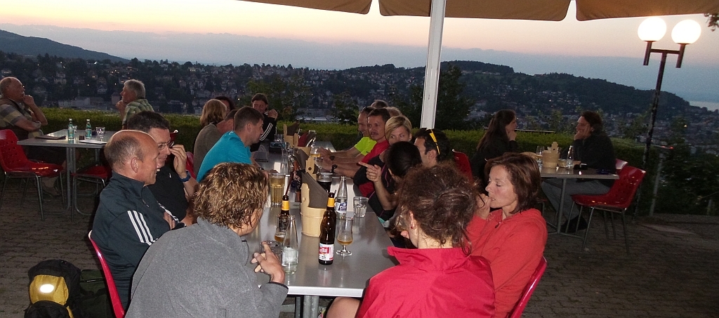 Stärkung und Pflege der Kameradschaft im Restaurant Dreilinden