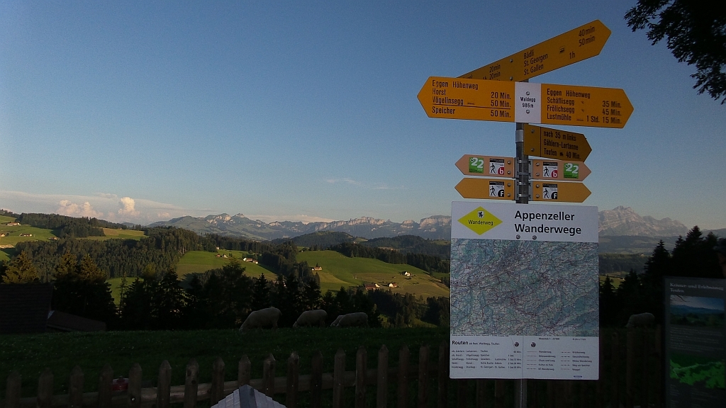 Wegweiser Waldegg mit Blick auf Hoher Kasten