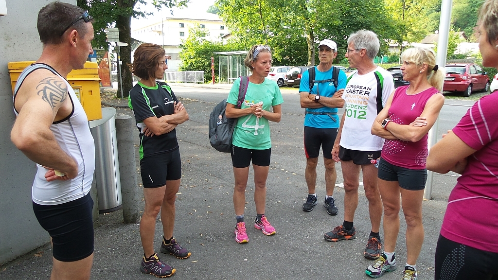 Denise begrüsst die Milas bei der Talstation der Karrenbahn