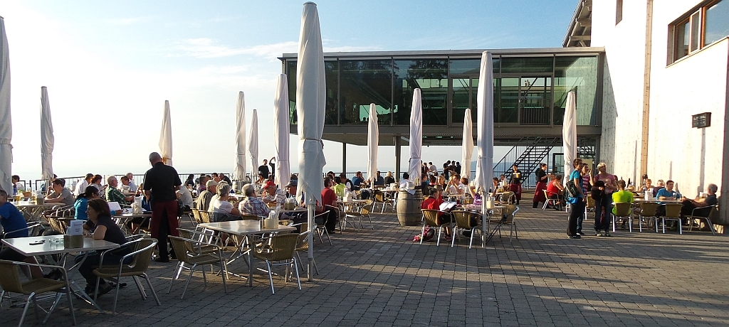 Viele Leute auf der Terrasse