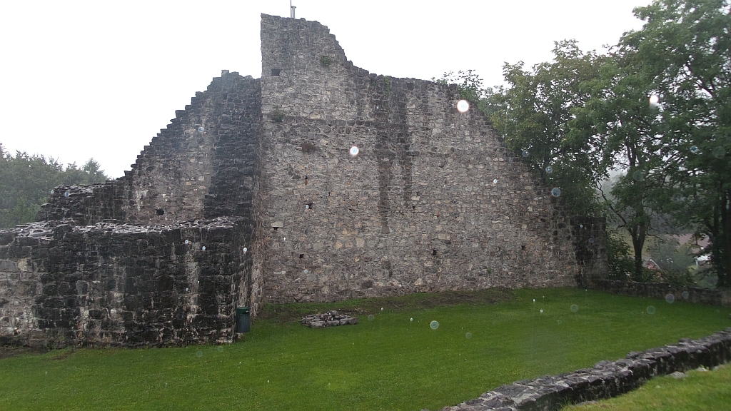 … der Burgruine oberer Schellenberg