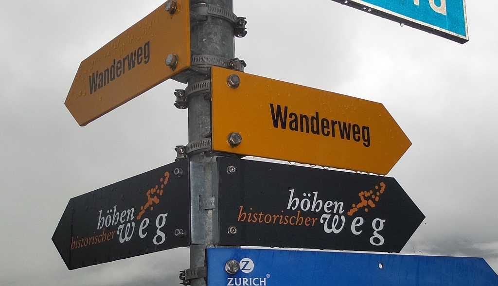 Ein dichtes Netz an Wanderwegen gibts, darunter der bekannte historische Höhenweg