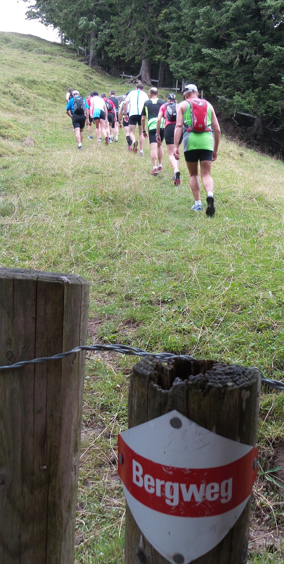 Dem markierten Bergweg folgend