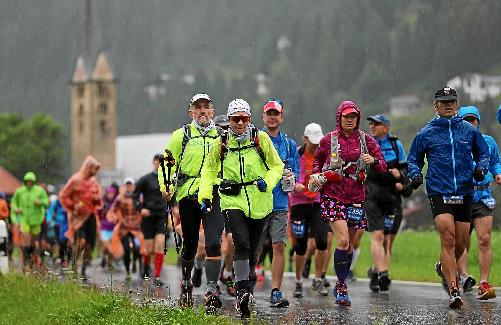 Beim Start des K42 in Bergün regnete es heftig