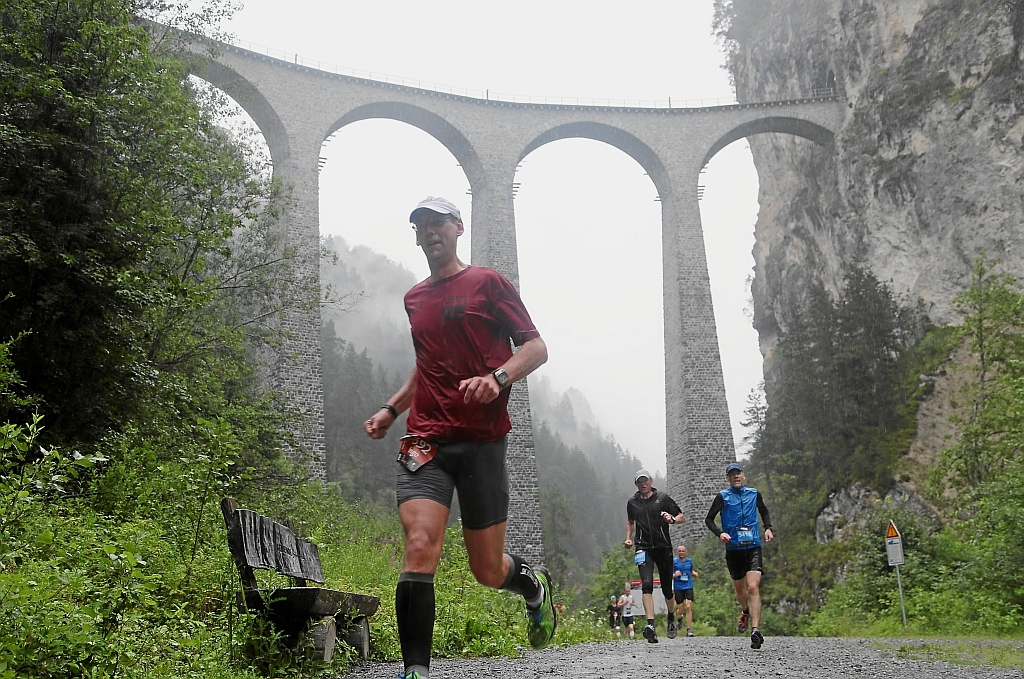 Ein neues Highlight der Strecke: Der Weg unter dem Landwasserviadukt