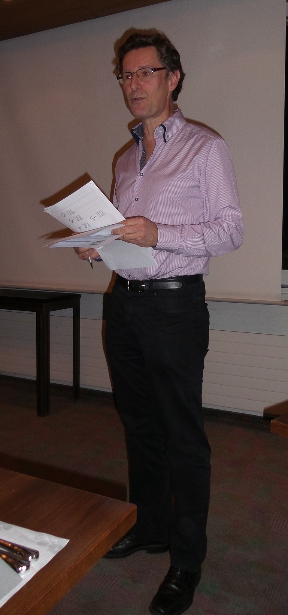 Heinz begrüsst die Mila-familie zur Jahresversammlung