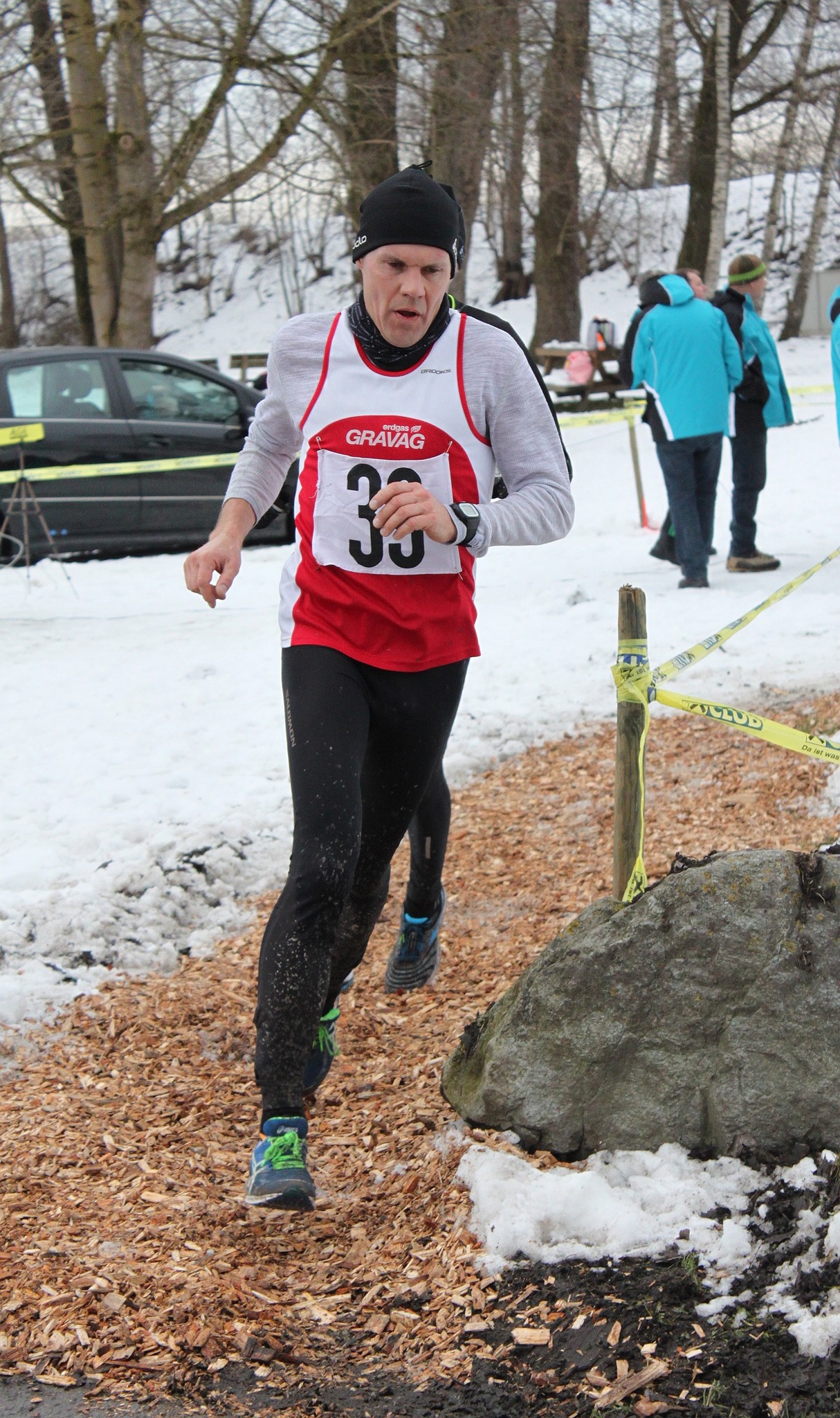 Guido nimmt die Kurve auf den trockenen Holzschnitzeln