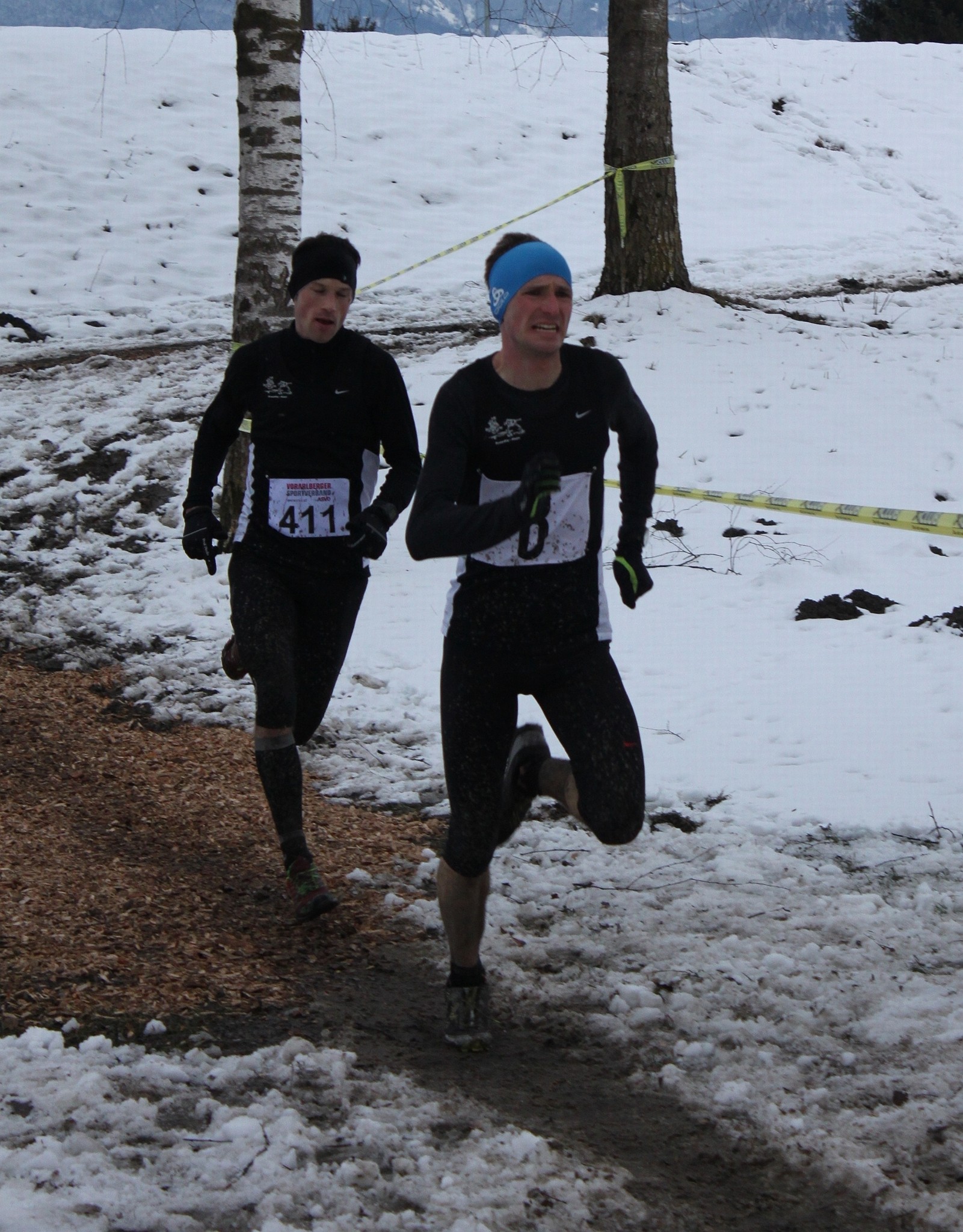 Die beiden Donnschtighüpfer ständig an der Süitze: Christoph Schefer im Schlussspurt vor Stefan Schmauder