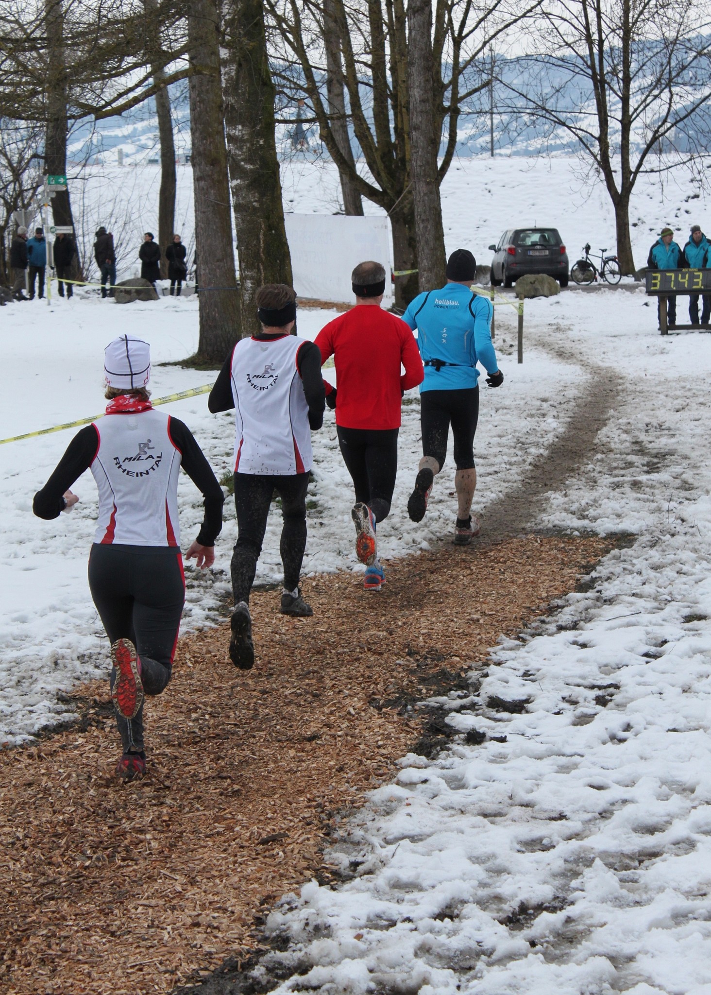 Jene Abschnitte, welche normalerweise ziemlich tief und morastig sind, wurden mit Holzschnitzeln trocken gelegt.