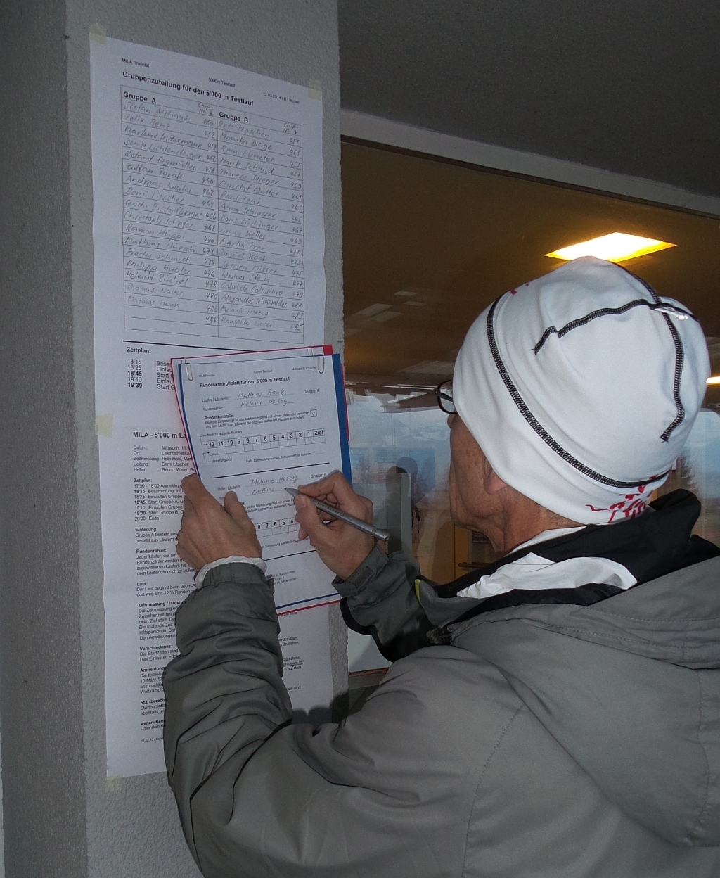 Wettkampfleiter Berni Litscher vervollständigt die Teilnehmerliste