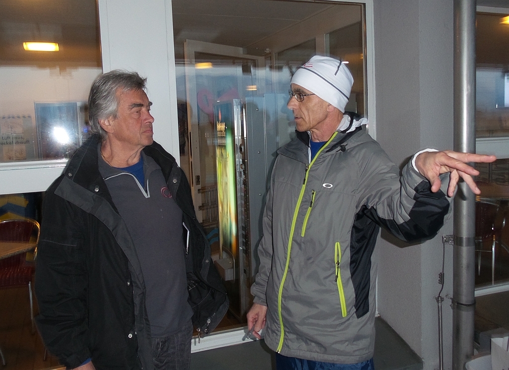 Benno bekommt von Berni die Instruktion betreffend Rundenkontrolle