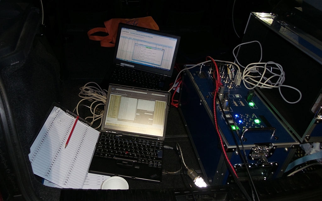 Viel Elektronik führt zu Zwischen- und Rundenzeiten pro 400 m und alle Kilometer mit Anzeige auf dem Display