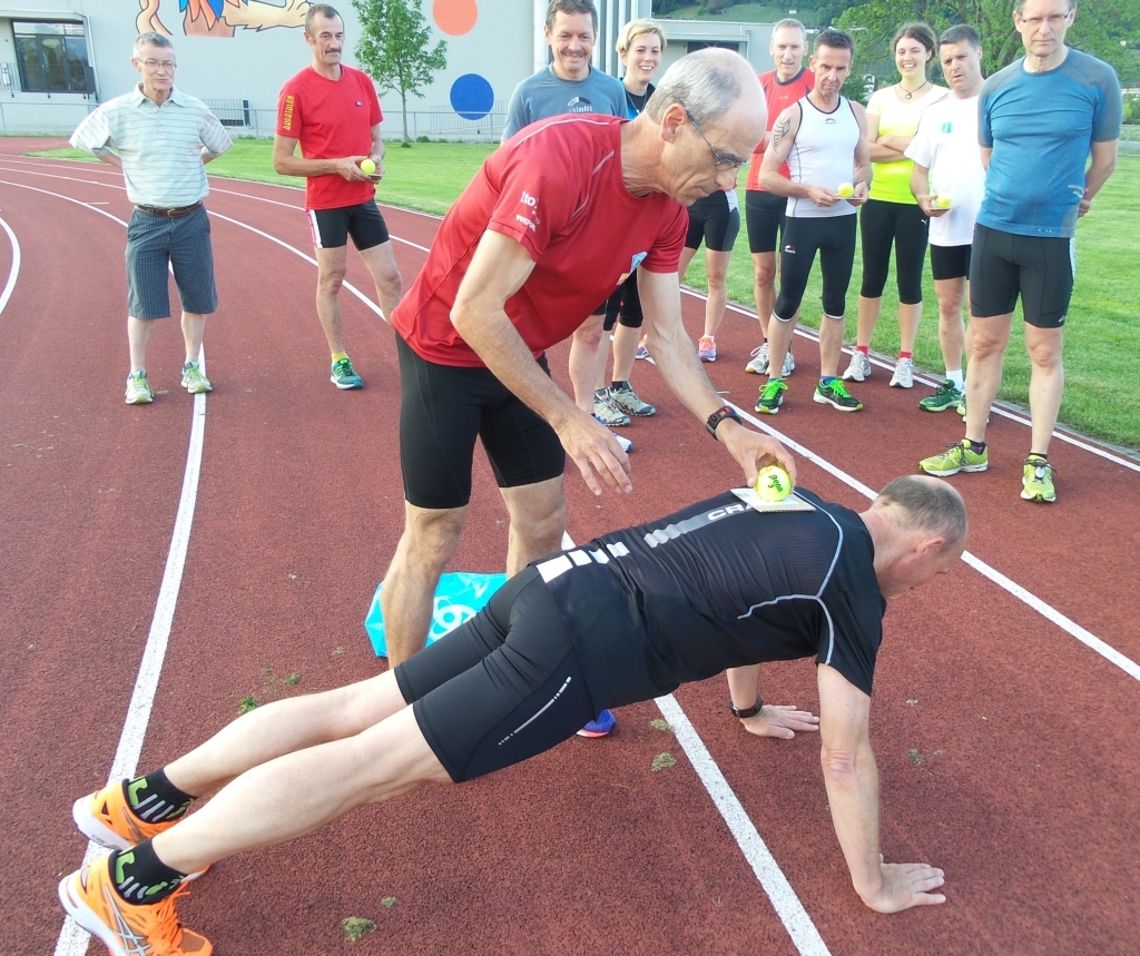 Liegestütz mit Ball auf dem Rücken