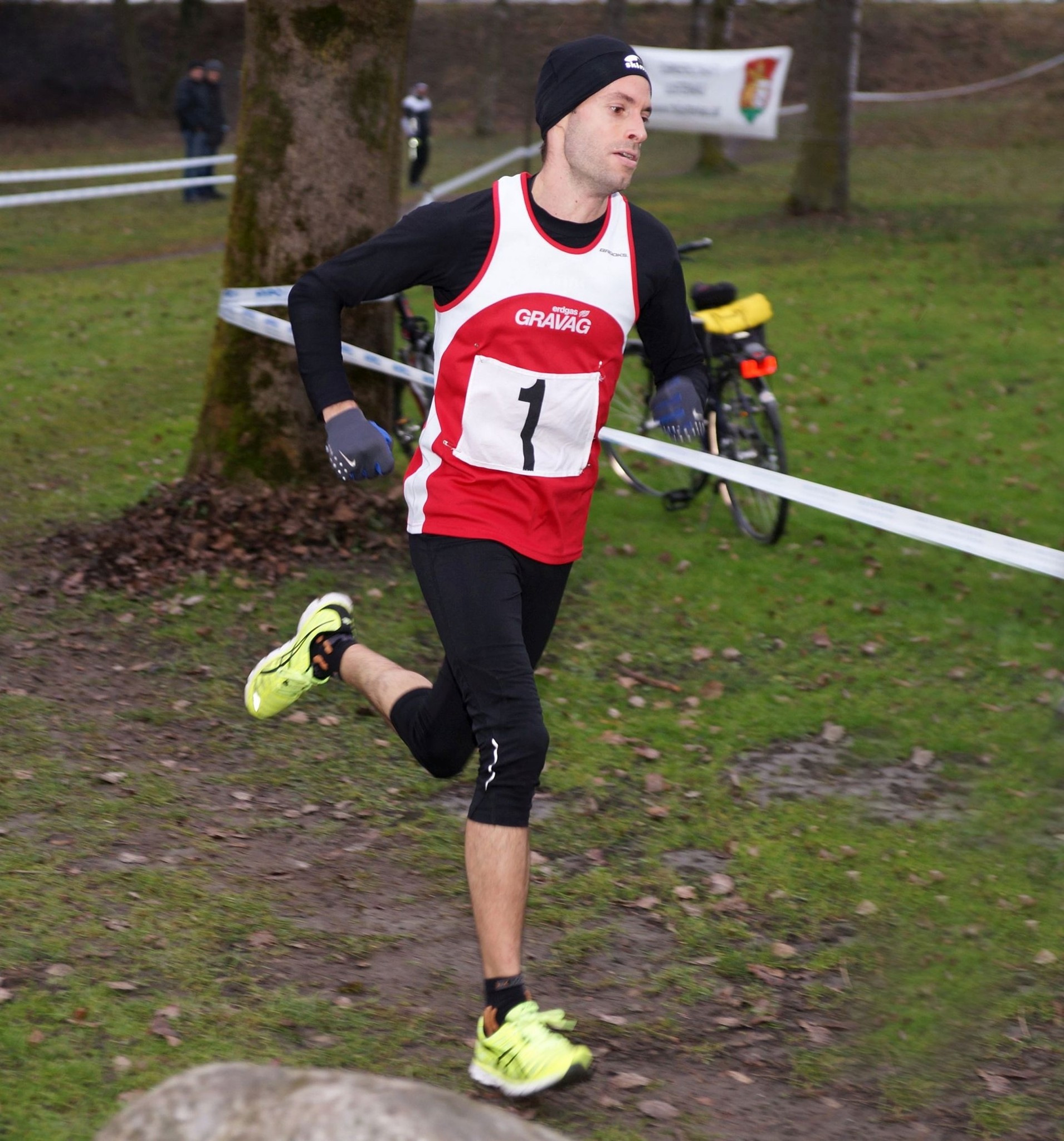 Mathias fliegt bei Start und Ziel vorbei